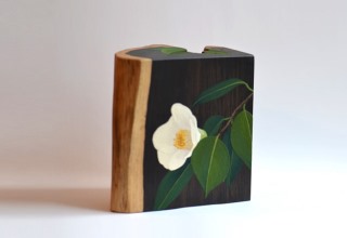 「掌の花-白椿-」立体／アフリカンブラック7.5ｘ13.5×Ｈ13.5cm