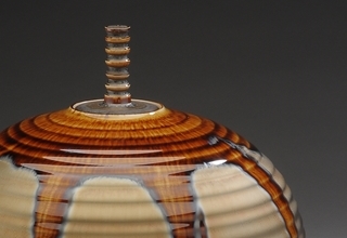 「jar with gold and brown glaze」陶磁器　H27xW25cm