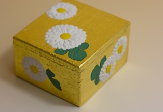 林　美木子「有職桐小箱 金地 菊置上」7.7×7×Ｈ4㎝