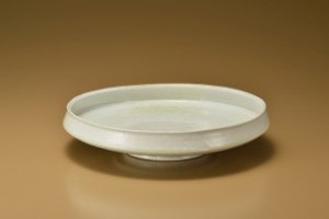 岡晋吾　白沙瓷灰被盤　28×6.5cm