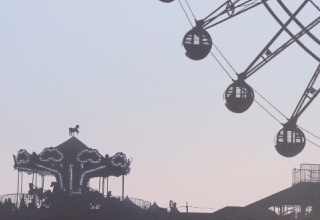 「ホリデイ」岩絵具、アクリル／高知麻紙　45.5×53㎝