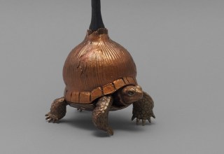 水代達史「Camouflage-玉響-」打ち出し、銀鍍金、電解着色　W9×D13×H37cm